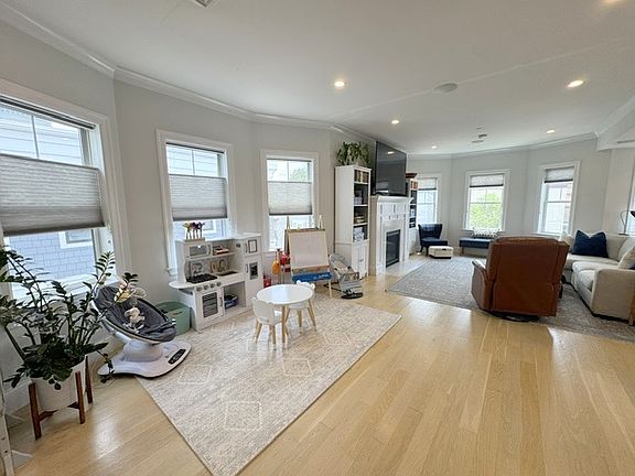 3rd image of 22 Roseclair St Floor 3