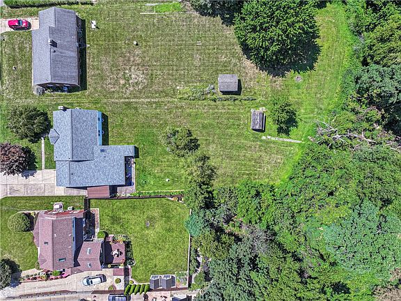 3rd image of 1465 Oakridge Dr