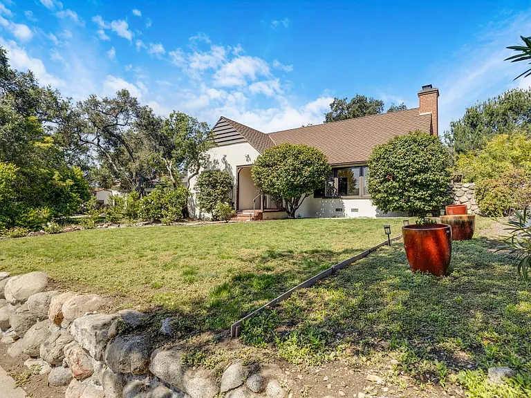 2151 N Altadena Dr — Photo 34