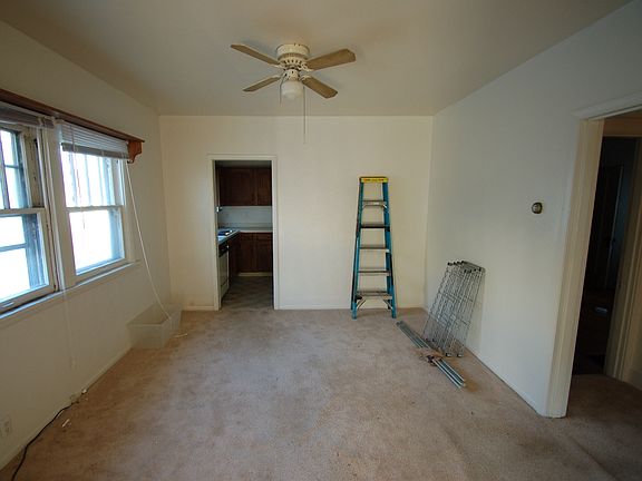 5th image of 136 Oaklawn Ave