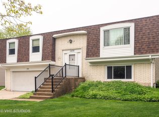 1426 N King George Ct, Palatine, IL 60067