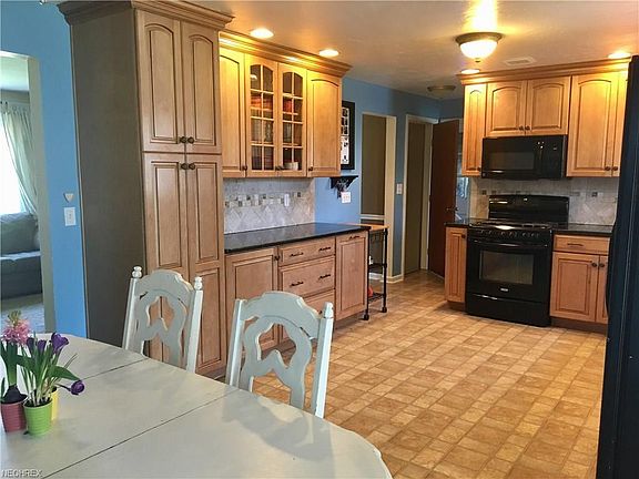 4th image of 873 Oakridge Dr