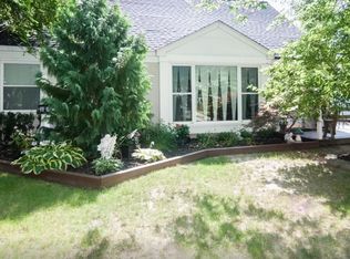 2035 Beverly Ave, Sylvan Lake, MI 48320
