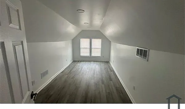 3 bed, 1200 sqft, $1,300 — Photo 3