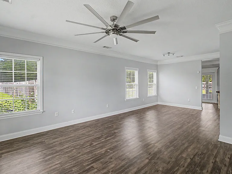 151 Lincoln Way NE — Photo 2