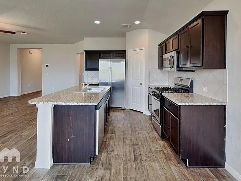10808 Seguin St — Photo 6