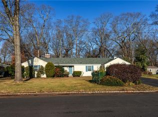 233 Miantonomo Dr, Warwick, RI 02888