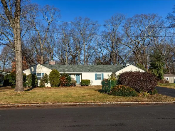 233 Miantonomo Dr, Warwick, RI 02888