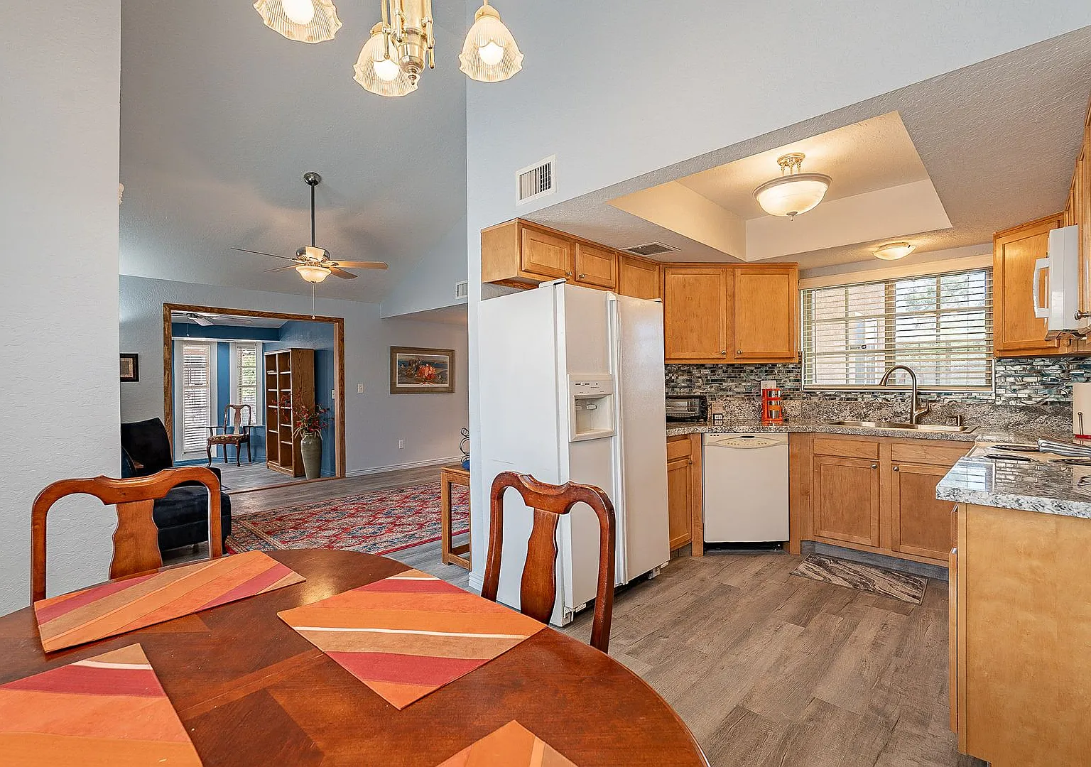 Attractive West Central 2 Bedroom Home W/Community Pool — Photo 3