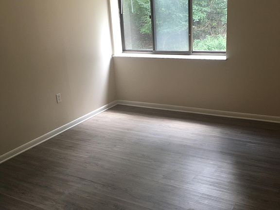 4th image of 100 Garden Dr #102A