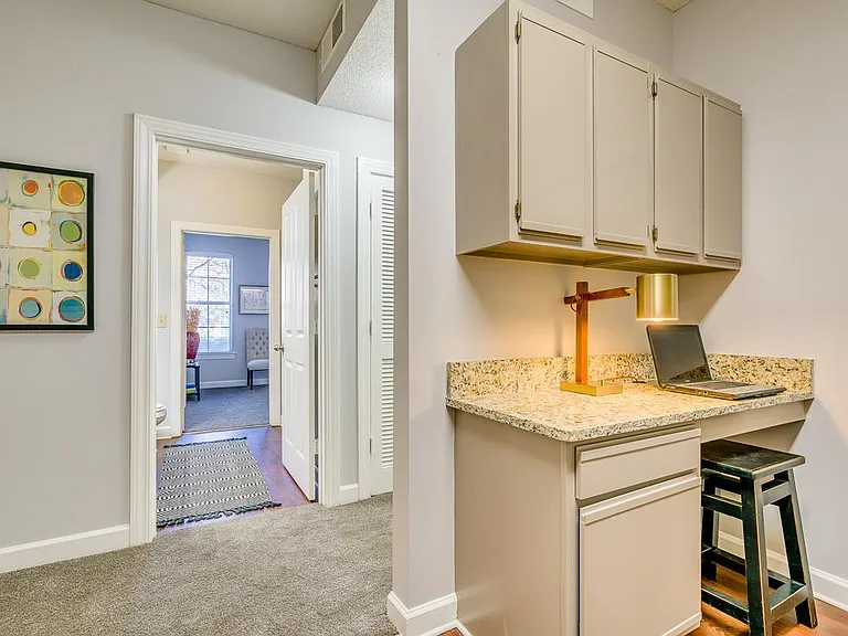 South Bluffs Apartments — Photo 25