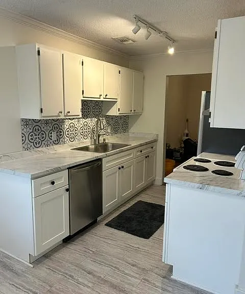 513 E Gordon St — Photo 2