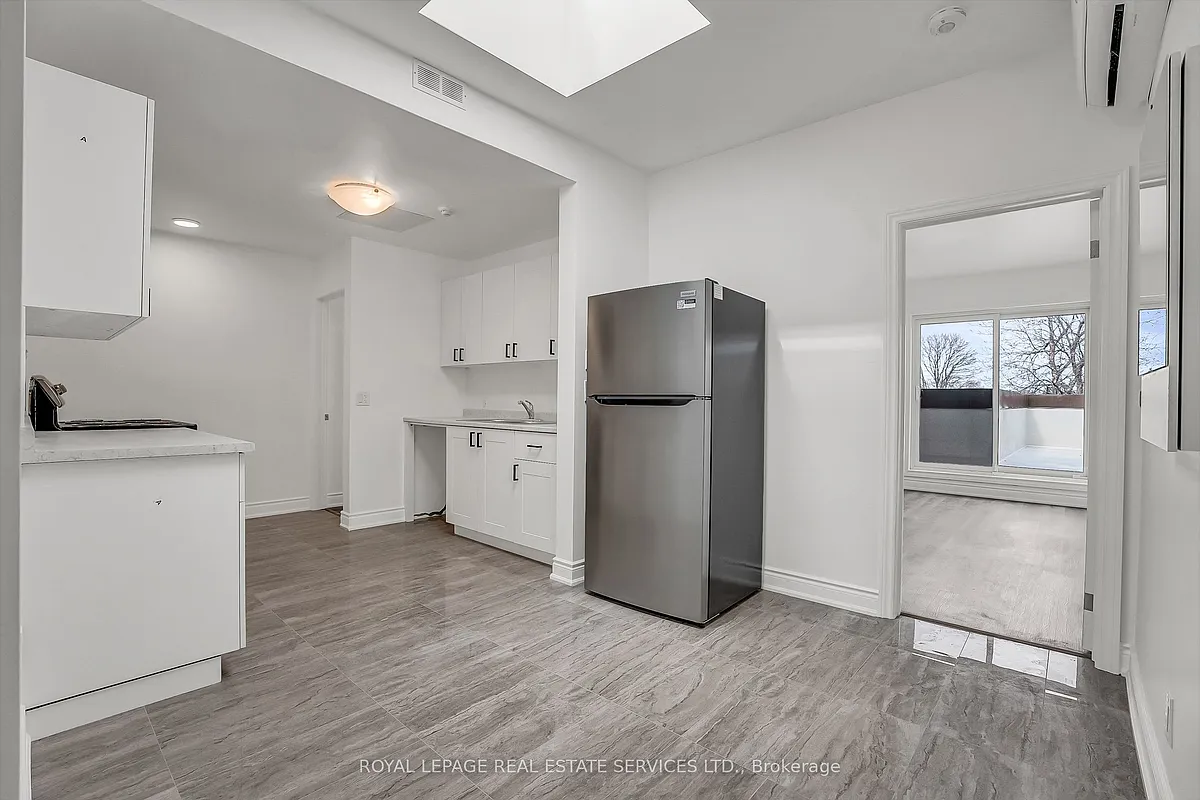 Building Photo - 2820 Danforth Ave #302