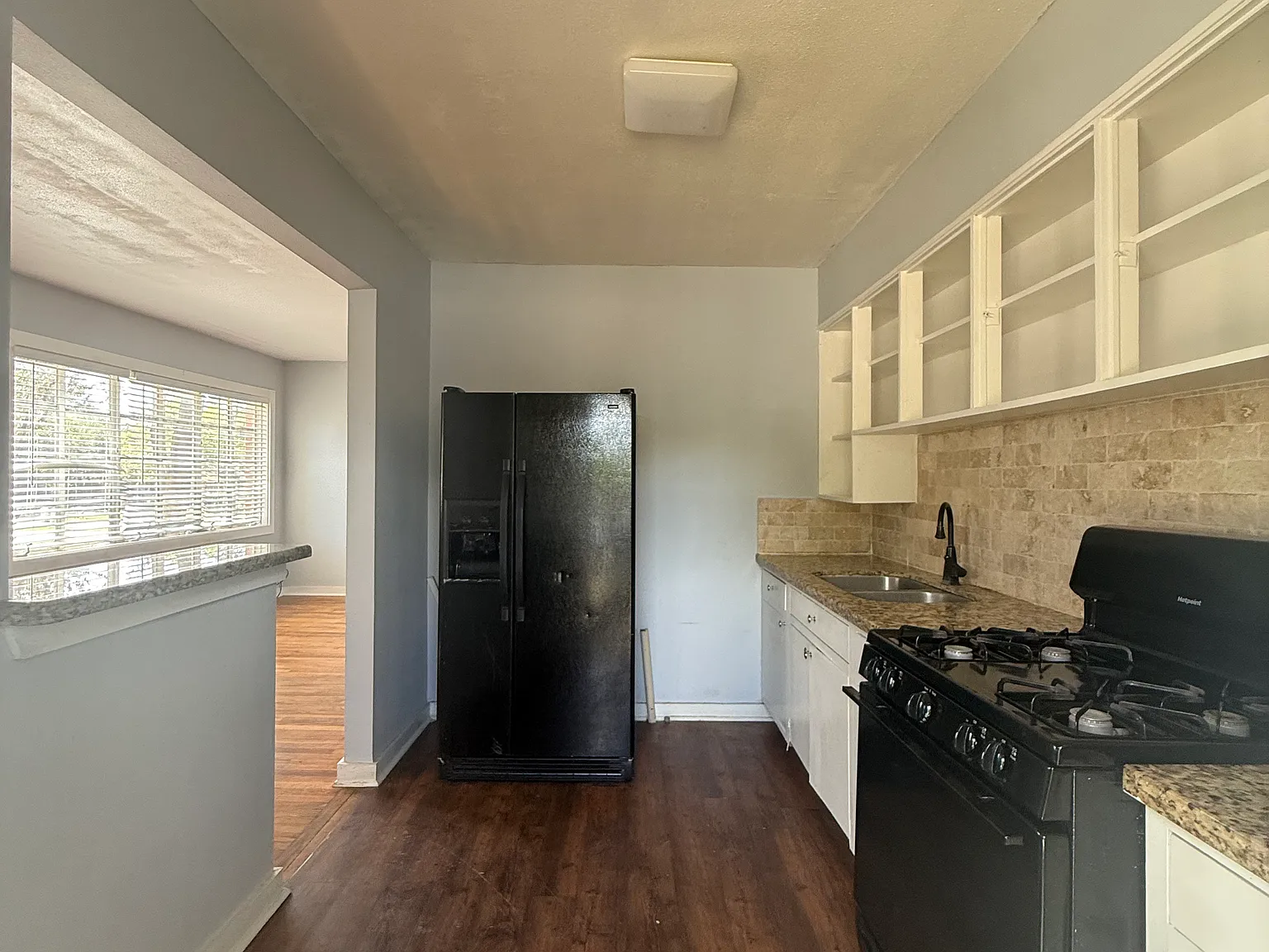 1 bed, 826 sqft, $830 — Photo 2