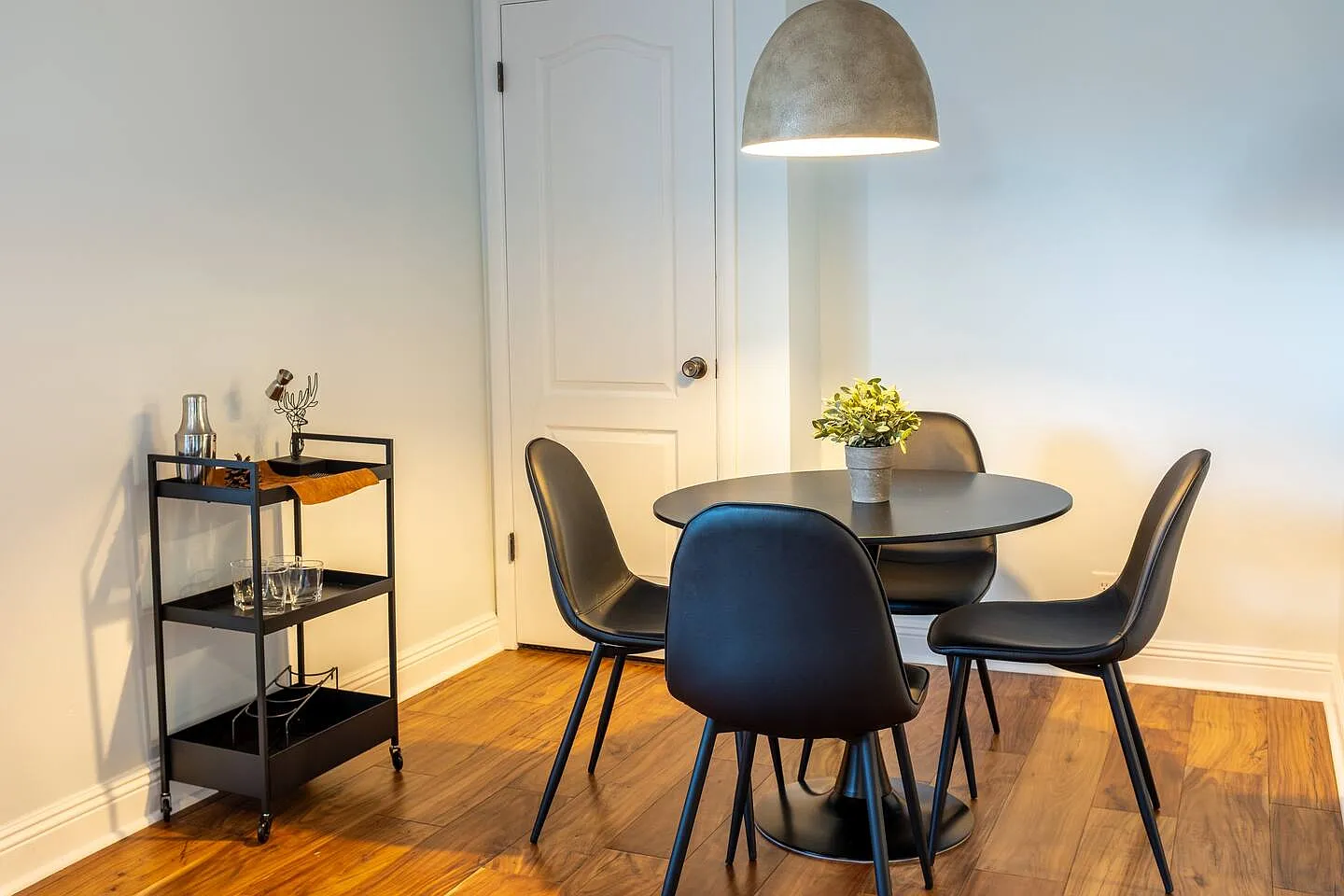 2 bed, 1000 sqft, $1,800 — Photo 2
