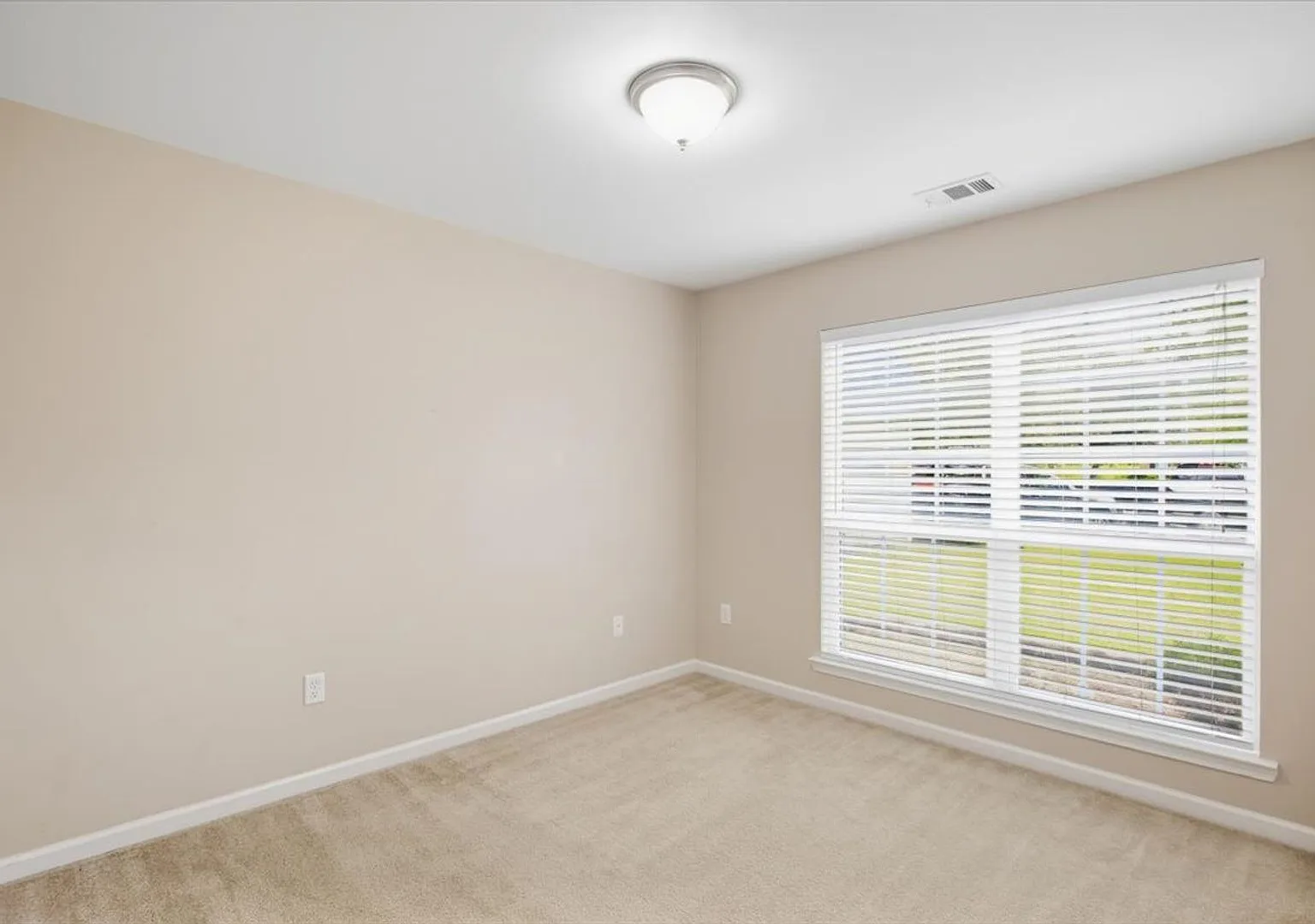 Spacious 3BR-2BA Pet-Friendly Home - Single-Story Living - Convenient Savannah Location — Photo 3
