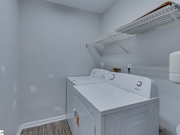 5th image of 220 Elm St APT 422