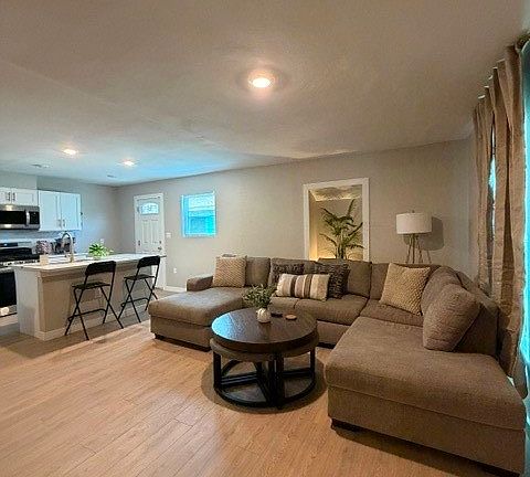 3rd image of 1406 Mentor Ave