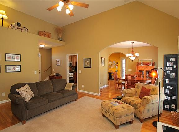 3rd image of 4003 Luchan Dr