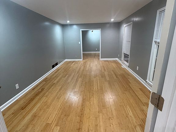 4th image of 2115 Meadowbrook Ter