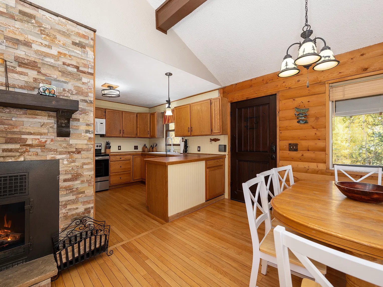 6 bed, 2800 sqft, $3,800 — Photo 2