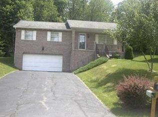6 Strawberry Ln, Coraopolis, PA 15108