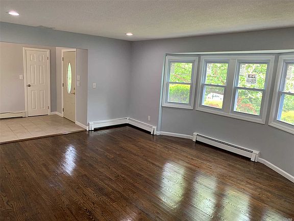 3rd image of 8 Glen Dr