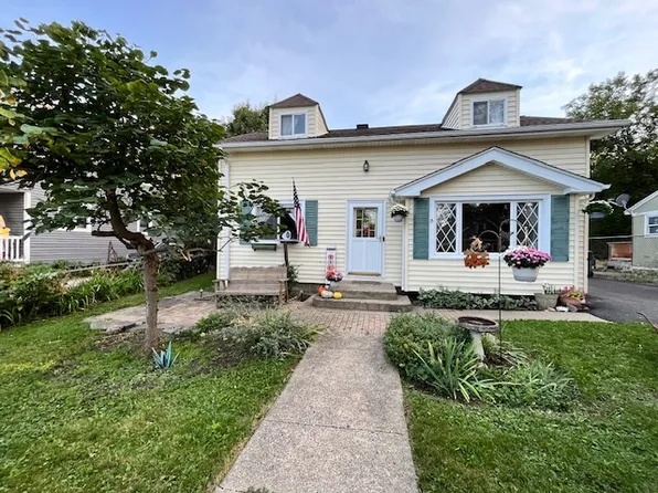 26585 W Maple St, Antioch, IL 60002