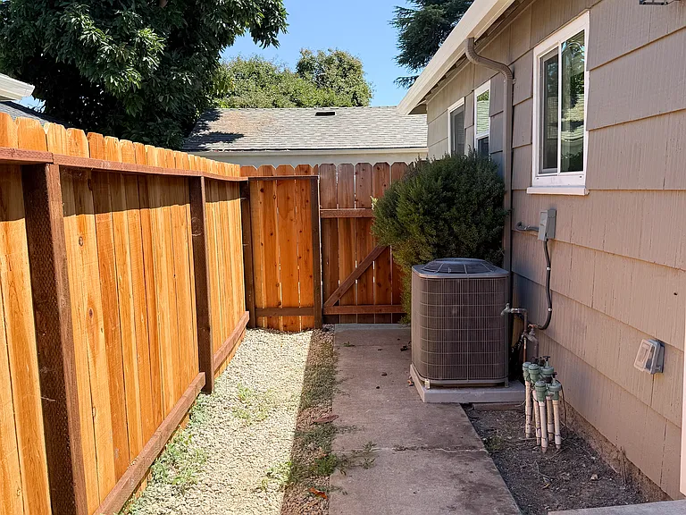 445 Alviso St — Photo 15