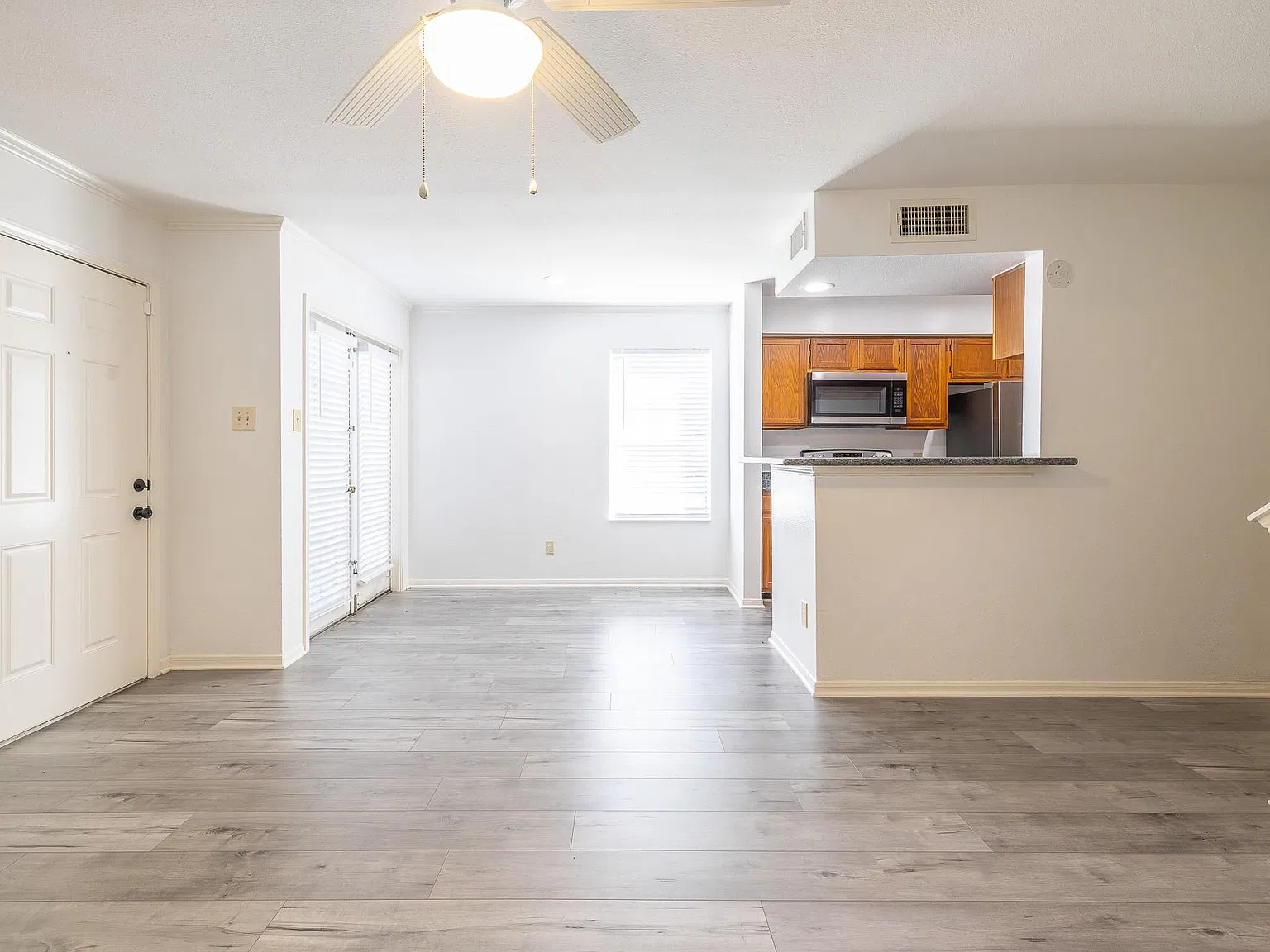 1 bed, 1.5 bath, 946 sqft, $1,025 — Photo 3