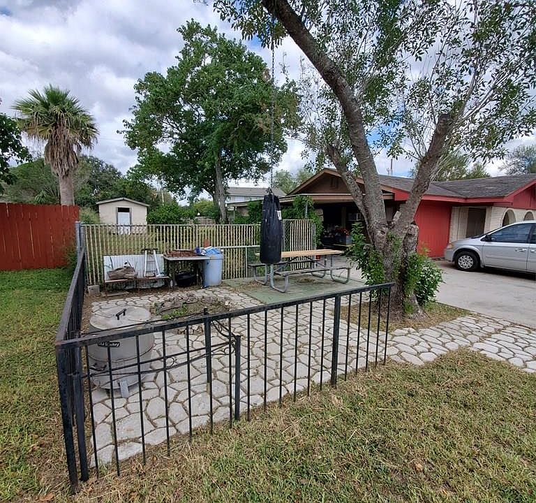 2nd image of 413 Sunnyside Ln