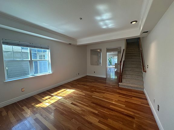 3rd image of 70 Malet St