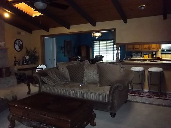 Dining Area & Breakfast Bar