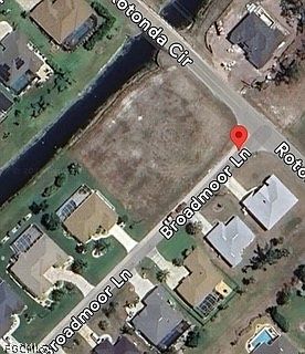 2nd image of 300 Broadmoor Ln