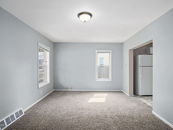 5th image of 929 Lincoln Ave NW