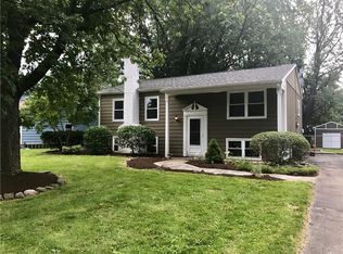 27 Tareyton Dr, Victor, NY 14564