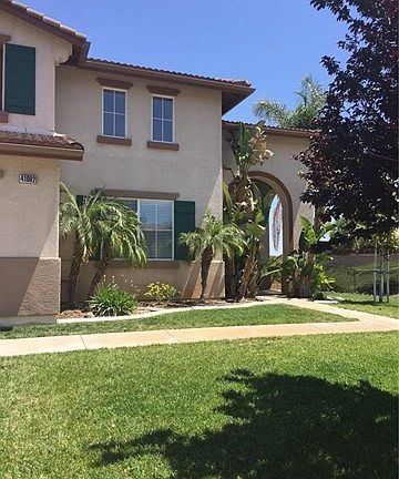 Nice Large Front Porch under archways - for Relaxing!!