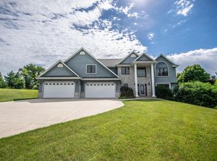 5290 Fawn Trl, Hartford, WI 53027