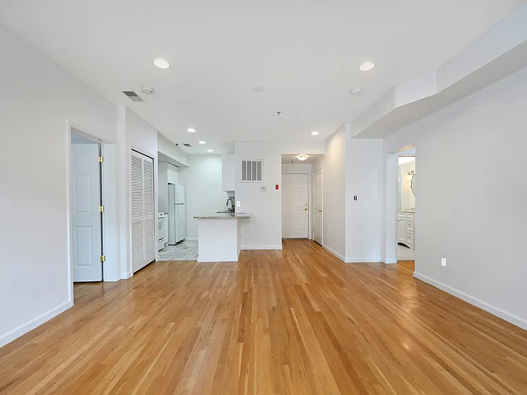901 Madison St #5D — Photo 4