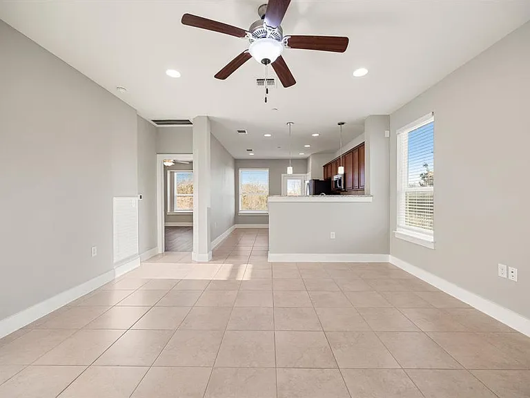 1501 Roseburg Dr — Photo 4