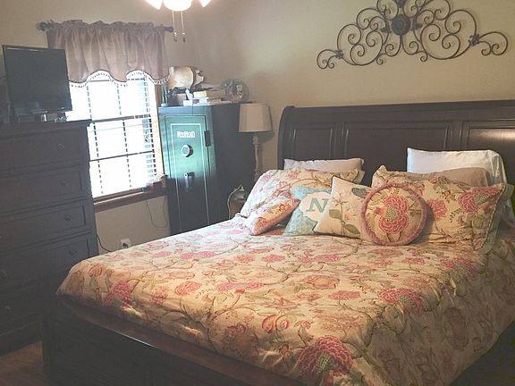 Master bedroom/king bed