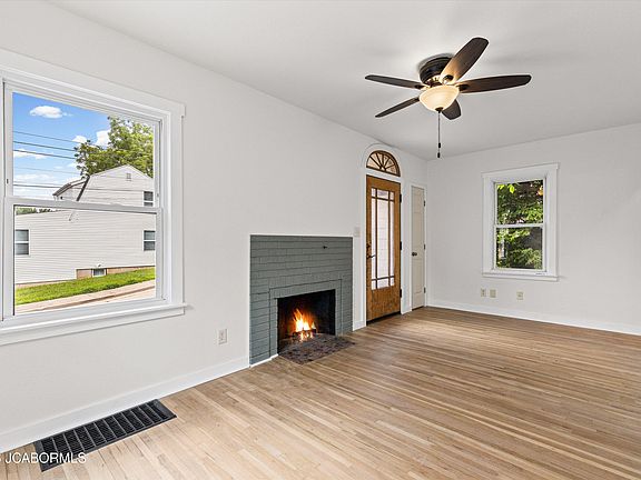 5th image of 723 Walsh St