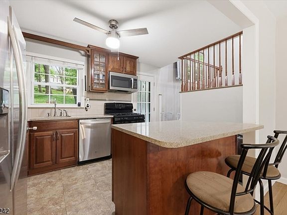 4th image of 42 Virginia Ave