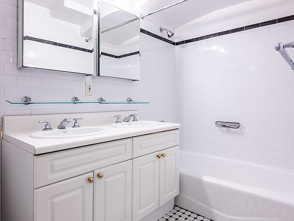 5th image of 15-17 Park Ave #401
