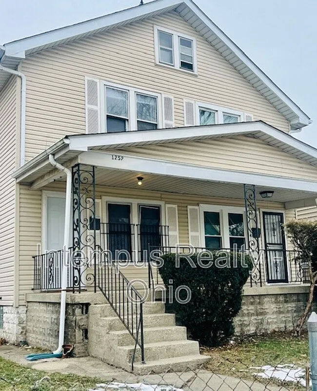 2 bed, 1.0 bath, 985 sqft, $1,107 — Photo 1