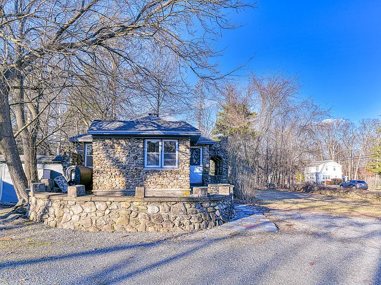 19 Innis Ave — Photo 25