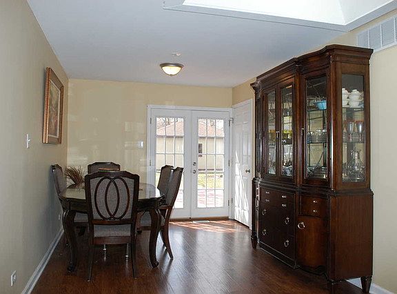 3rd image of 345 Hawthorn Ln