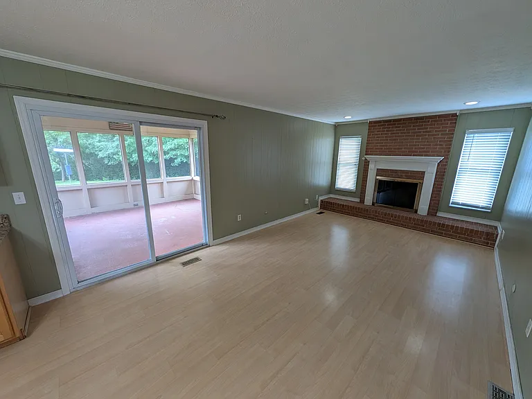 698 Liberty Ln — Photo 5