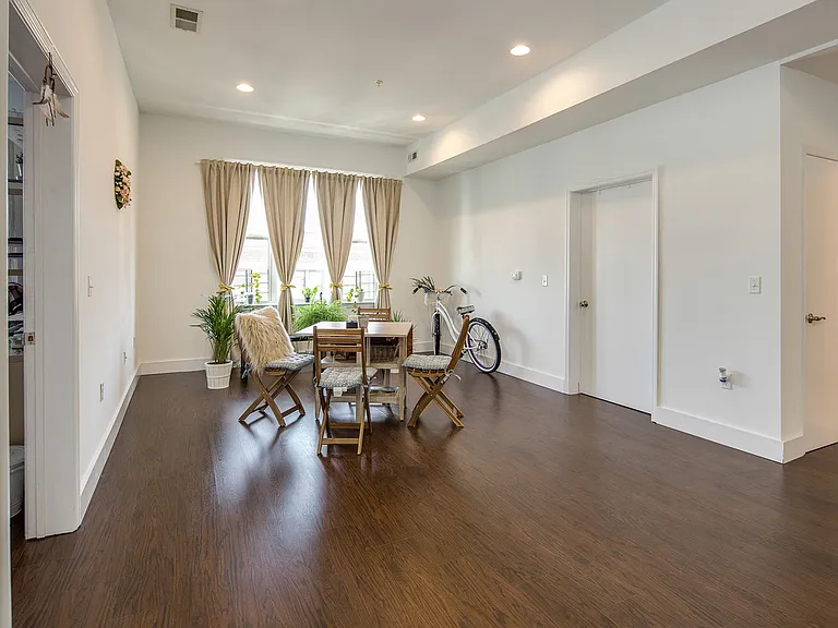 5005 Palisade Plaza — Photo 10