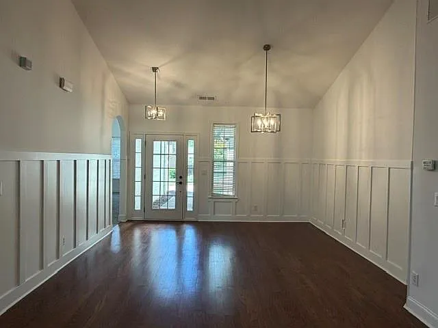 3 bed, 2.5 bath, 2122 sqft, $2,300 — Photo 3